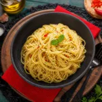 Servieren von Aglio e Olio Spaghetti mit Knoblauch und Olivenöl.